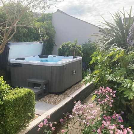 Bryntirion Farmhouse Apartment With Hot Tub Llanfair Caereinion Екстериор снимка