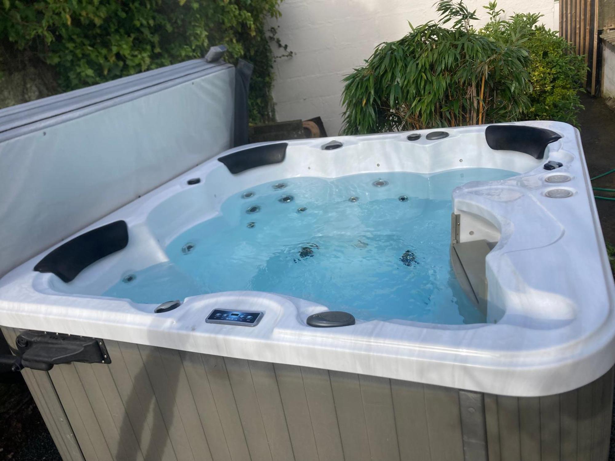 Bryntirion Farmhouse Apartment With Hot Tub Llanfair Caereinion Екстериор снимка