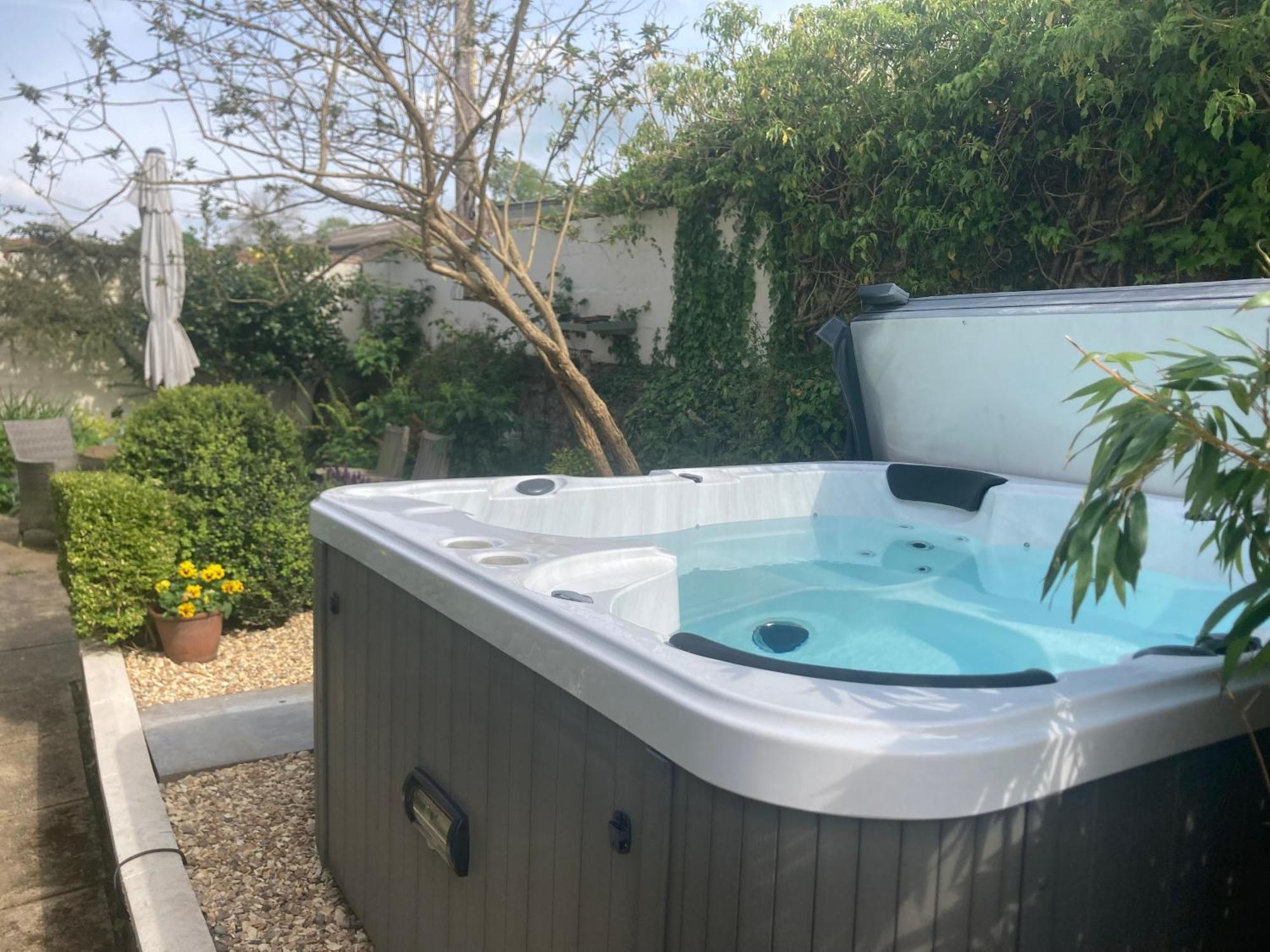 Bryntirion Farmhouse Apartment With Hot Tub Llanfair Caereinion Екстериор снимка